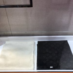 Louis Vuitton 金属长巾 48*200cm 82%山羊绒 14%粘胶纤维4%金属纤维 舒适柔软的材质 披肩围巾两用