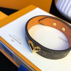 Louis Vuitton 路易威登 原装打版代购级别 市场最好版本 LV老花皮绳手链●专柜一致黄铜材质 小牛皮里 火爆款出货 设计独特 复古前卫 美女必备