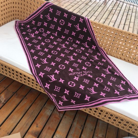 Louis Vuitton 字母沙滩浴巾～粉红 原单品质 150*95cm 100%棉 可御寒 可防晒 当拍照背景同样很美 - Click Image to Close