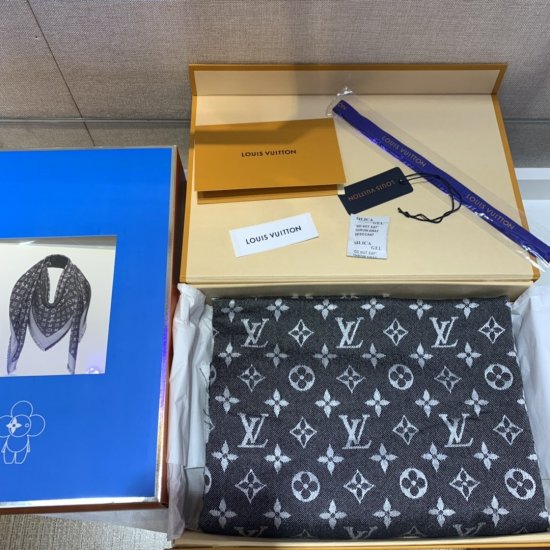 Louis Vuitton 原单好货 140*140cm 整体印有monogram 图案 少有的经典之作 60%真丝 40%羊毛 赋予这款细腻柔软的手感 字母提花～黑色 - Click Image to Close