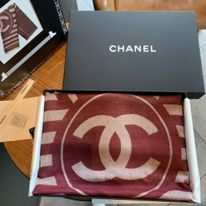 Chanel 摇滚金属～红色 细腻的羊绒质地加入丝丝金属元素 低调的奢华 也不过如此 74*200cm 65%羊绒27%真丝4%聚酰胺4%聚酯 原单品质