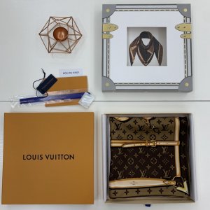 Louis Vuitton 皮带～栗色 90*90cm 100%斜纹真丝 原单品质