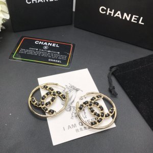 Chanel 2019春夏耳环小牛皮标志金属圆形耳圈 New 专柜同步上市这款超漂亮的，今年最任意搭配都好看又是一款必火的经典款代工品质 做工精细，是最懂女人的饰物。那些倾注了全部心血去做自己的女人