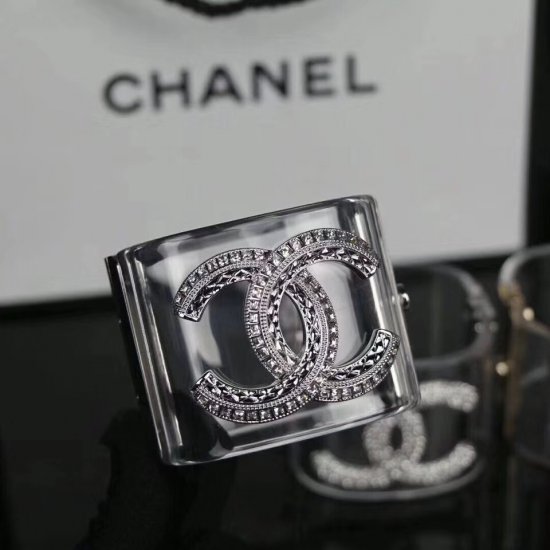 Chanel Chanel 手镯 透明手镯 定制锁扣 细节无与伦比Zp一样材质 雪梨同款 佩戴效果赞到不行 看到一眼就心动 手围17左右均可佩戴 真的太美了这款 - Click Image to Close