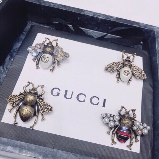 Gucci 19ss New （胸针） 这两年的Gucci 真的好看 专柜什么材质我们同样用的就是什么材质 通体黄铜做旧工艺钻为高碳钻 阳光下如钻石一样闪烁七彩光超精细做工 发售 - Click Image to Close