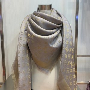 Louis Vuitton shine 披肩以同色调的Monogram 织花图案 以Lurex 丝线织就经典的Lou*s Vuitton 字样 微亮的金银线赋予披肩微妙的闪亮效果 140*140cm 49%桑蚕丝24%粘胶纤维18%羊毛9%聚酯纤维 原单品