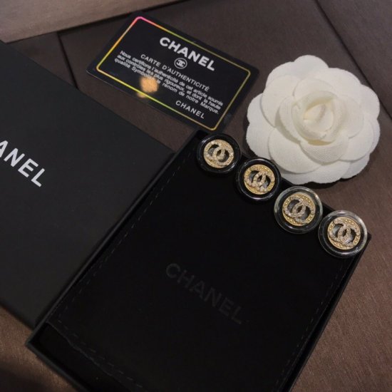 Chanel 树脂圆形耳钉 达人推荐 这款单品非常简约 圆形○+双c的设计 非常时尚大牌 颜色也是非常的干练时尚 Zp品质 925银针安心佩戴 个人很喜欢这款 不管日常还是参加聚会 - Click Image to Close