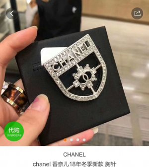 Chanel CHaNEL 最经典 最百搭 最特色的盾牌胸针 brooch 浓浓的大牌时尚感 实物赞爆了 随便你想别哪里 别外套，西装，鞋子，领口，帽子……你能想象得到 它都能给你独有的味道 绝对的百搭时尚单品