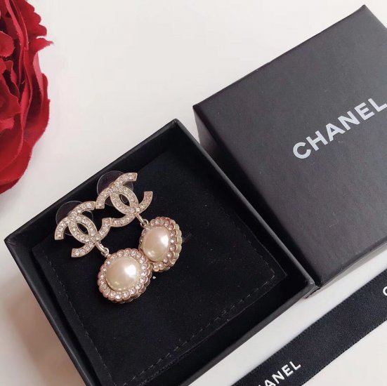 Chanel Chanel 2019年秋冬新品 专柜同步上新 双C镶钻珍珠花朵耳钉 精选原版一致黄铜材质搭配s925纯银针 - Click Image to Close