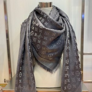 Louis Vuitton shine 披肩以同色调的Monogram 织花图案 以Lurex 丝线织就经典的Lou*s Vuitton 字样 微亮的金银线赋予披肩微妙的闪亮效果 140*140cm 49%桑蚕丝24%粘胶纤维18%羊毛9%聚酯纤维 原单品