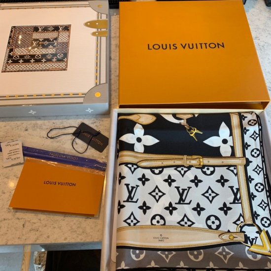 Louis Vuitton 吉米字母～黑色 90*90cm 100%斜纹真丝 原单品质 - Click Image to Close