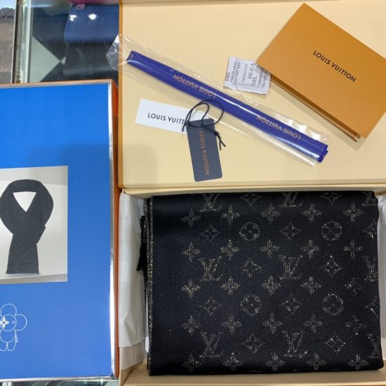 Louis Vuitton 永恒闪耀～黑色 47*200cm ，82%山羊绒 14%粘胶纤维4%金属纤维 原单品质，此款质感精细、风格成熟的长围巾是众多造型的理想搭配。由珍贵的山羊绒裁制而成，可搭配风格休闲或更为优雅的造型，全天生活的理想伴侣 - Click Image to Close