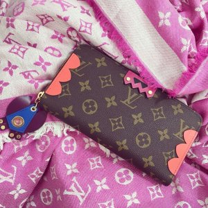 Louis Vuitton 原单好货 140*140cm 整体印有monogram 图案 少有的经典之作 60%真丝 40%羊毛 赋予这款细腻柔软的手感 字母提花～玫红