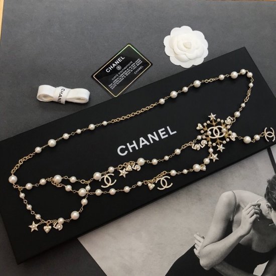 Chanel 最新元素挂件雪花流苏腰链 点 缀以品 牌元素的设计，采用琉璃珍珠与bling bling的施华洛水晶结合链条！方方面面都很到位，整体设计简约、Logo辨识度高 搭配起来时髦十足！搭配衣服裙子超级亮眼！ - Click Image to Close