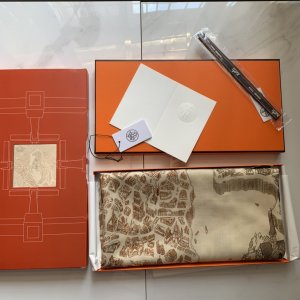 Hermes140披肩采用经典山羊绒和真丝混纺面料，柔软轻盈，佩戴方便，它是寒冷时分和微冷夜间的理想伴侣，为您提供呵护。 骏马之城～栗色，140*140cm，70%羊绒30%真丝，原单品质