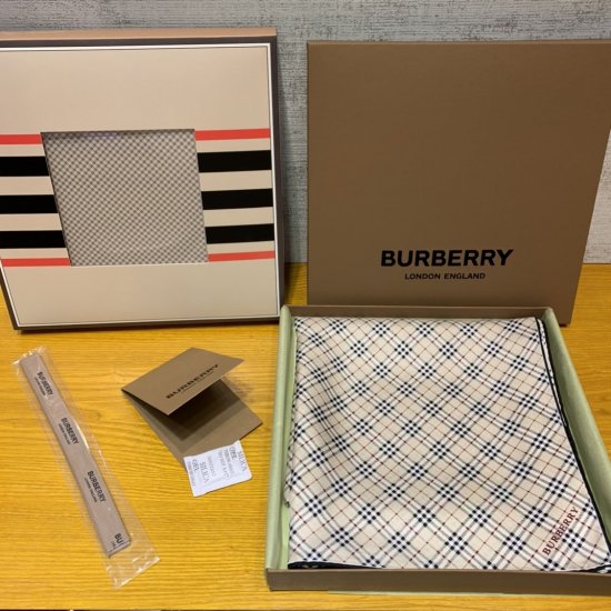 Burberry 苏格兰格纹～米色 90*90cm 100%真丝 原单品质 - Click Image to Close