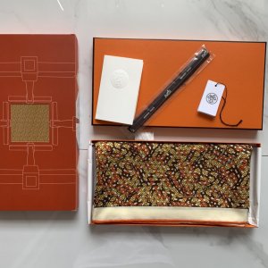 Hermes140披肩采用经典山羊绒和真丝混纺面料，柔软轻盈，佩戴方便，它是寒冷时分和微冷夜间的理想伴侣，为您提供呵护。立体字母～橙色，140*140cm，70%羊绒30%真丝，原单品质全套