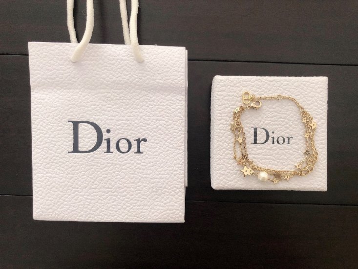 Dior 多元素 3层设计手链 这款非常的重工 看到上面的配件没 每一个配件都是经典元素 简直美翻了 不怕你不种草 佩戴效果超级赞 平时佩戴也很ok - Click Image to Close