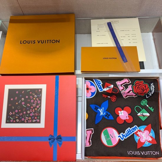 Louis Vuitton 方巾将当代Pop Art创意与经典元素相融合，个性十足。装饰元素包括挂锁与钥匙，以及Monogram Flower图案。神似Monogram帆布面料的底色质地，与本季皮具、配饰与鞋履相呼应的设计主题。90*90cm 100%斜纹 - Click Image to Close