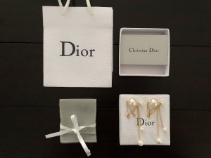 Dior 珍珠线条耳钉 经典大小珍珠耳钉 延续了以往大小珠系列的精髓 再加上标志性字母元素 整体搭配起来的效果 非常简约干练 贯穿这个设计的链条和流苏设计 更增加了灵动 这款可是爆款哦 美得东西大家都喜欢 这款真的要入手