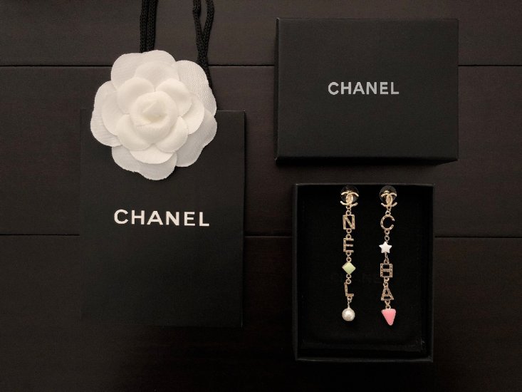 Chanel ！！彩油珐琅字母 长款耳钉 zp代购品质 原版材质 非常时尚的一款耳钉 俏皮可爱活力满满 网红喜哥同款 s925银针 色彩搭配很靓丽 不会显得过于压抑 佩戴效果美的很 - Click Image to Close