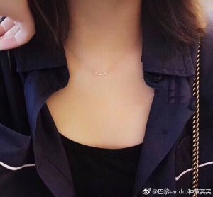 无钻项链迷你号130 Tiffany & Co.正品代购 白金色笑脸项链锁骨链 字母强烈的图形线条，完美 呈现Tiffany T系列的简约纯粹。该款吊坠优雅的曲线散发着永恒的高雅，最大程度呈现佩戴之后的欢愉精神。 链长尺寸：41-46cm AU750log