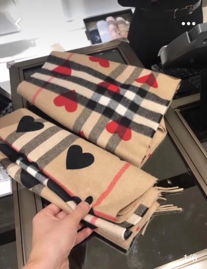 Burberry with love 系列 冬日臻爱献礼 为爱准备的 纯羊绒材质 抵御寒冷 柔软的触感 浓浓暖意来袭 精致的爱心图案设计 别致 专柜最新包装 送礼佳品 30*168cm - Click Image to Close