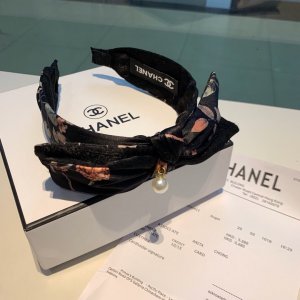 CHANEL（香奈儿）2019年度最火爆时尚单品因岁月流逝而变得充满复古韵味编织风格设计配合做工精美的CHANEL配饰 令这件作品历久弥新 越戴越有味道 搭配高端进口树脂材料绸缎真丝面料 甜美蝴蝶结散发非常自然的颜色光泽 贴心的包边设计佩戴起来不勒头 让你