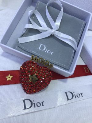 迪奥胸针针 稀物！Dior 出品必属精品！新品JaDior爱心胸针、以爱心形状镶嵌做旧工艺 、复古 别致 百搭 无论搭配淑女装或休闲装都十分好看！大爱！等同正 品，做旧黄铜材质