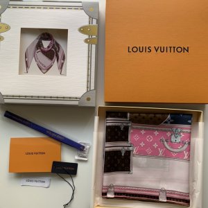 Louis Vuitton 旅行箱包～粉色 90*90cm 100%斜纹真丝 原单品质