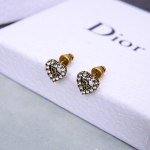 Dior 迪奥 JADIOR系列 爱心 满钻字母耳钉 桃心 原版一致复古做旧处理 采用原版材质搭配施华洛世奇水晶 blingbling 超甜美的一款搭配