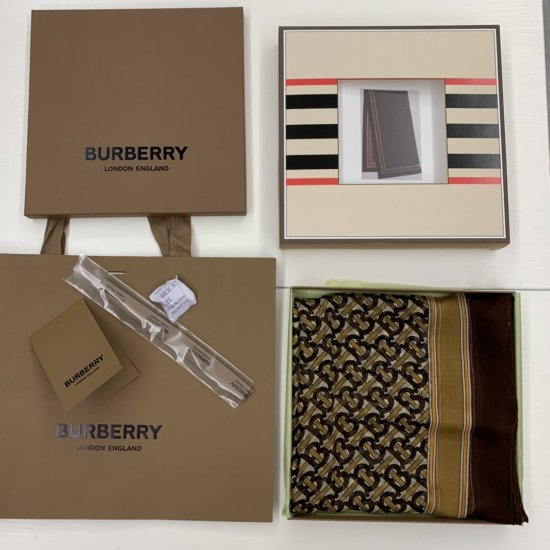 Burberry 专属标识长巾～棕色 100%真丝 200*100cm 采用专属标识丝质雪纺面料打造，搭配纯色边缘与品牌徽标 - Click Image to Close