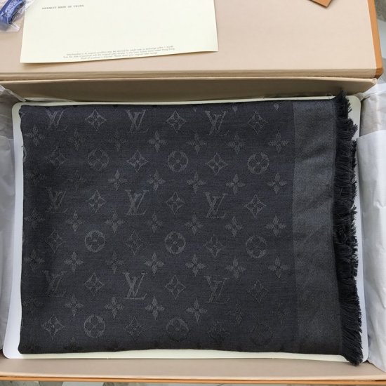 Louis Vuitton 原单好货 140*140cm 整体印有monogram 图案 少有的经典之作 60%真丝 40%羊毛 赋予这款细腻柔软的手感 素色字母～深灰 - Click Image to Close