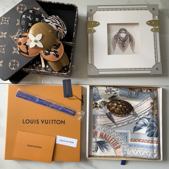 Louis Vuitton 非凡旅程～浅蓝 90*90cm 100%斜纹真丝 原单品质 - Click Image to Close