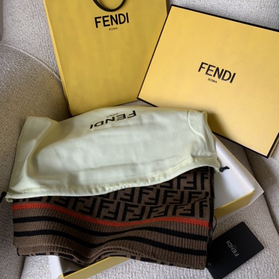 Fendi 红色条纹拼色 35*180cm 95%羊毛5%真丝 简单的一条红色条纹点亮了整条围巾 活力十足 - Click Image to Close