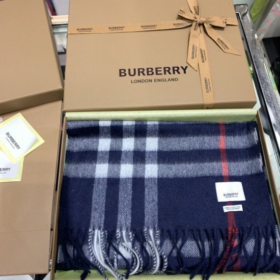 Burberry 柔软的触感带来极致的温暖和舒适 经典款围巾 30*168cm 100%羊绒 - Click Image to Close