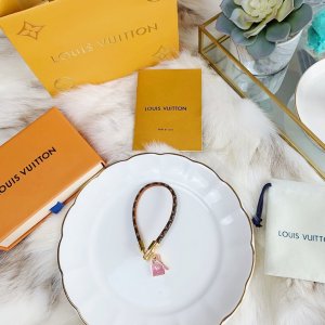 Louis Vuitton 路易威登 Lv锁头钥匙手链 专柜一致黄铜材质 小牛皮里 火爆款出货 设计独特 复古前卫 美女必备