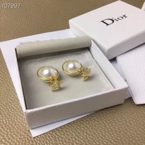 Dior 专柜最同步上新走过路过不要错过衬托出你的光彩离女神气质只限一步之遥