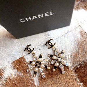 xx362 Chanel Chanel 2019年秋冬新品 黑白珍珠 米字大号耳钉 精选原版一致黄铜材质搭配s925纯银针 大号