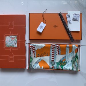 Hermes140披肩采用经典山羊绒和真丝混纺面料，柔软轻盈，佩戴方便，它是寒冷时分和微冷夜间的理想伴侣，为您提供呵护。 宇宙图志～橙色，140*140cm，70%羊绒30%真丝，原单品质