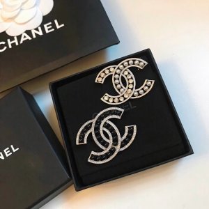 Chanel Chanel 珍珠 微镶 米珠胸针！施华洛珍珠正品黄铜材质！这种简单的款式必须入 又大方得体。纯手工出品 高级定制！胸针 两色