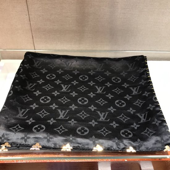 Louis Vuitton 花皇冠长巾 170*65cm 100%真丝 适合用作围巾或头巾的时尚配饰，黑色真丝面料，富有金属光泽的Monogram花卉更显精致。与路易威登的皮具、腰带、太阳眼镜和鞋履完美搭配，晚间造型的不二之选。 - Click Image to Close