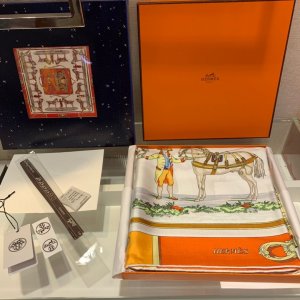 Hermes 100%斜纹真丝 90*90cm 手工卷边 原单[玫瑰]兰开斯挽具～橙色