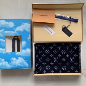 Louis Vuitton 派德长巾～藏青 200*70cm 70%羊毛30%真丝 拼接全幅经典 Monogram 图案和素雅的鸡爪花纹，为休闲着装提供两式选择。羊毛针织营造舒软质感，搭配流苏饰边。原单品质