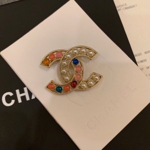 Chanel 18ss New 专柜同步上市这款超漂亮的，全部用进口施华洛钻 今年最任意搭配都好看又是一款必火的经典款代工品质 做工精细胸针，是最懂女人的饰物。那些倾注了全部心血去做自己的女人，往往更珍惜胸针的意义。香奈儿女士把胸针别在帽子上，并告诉那些模