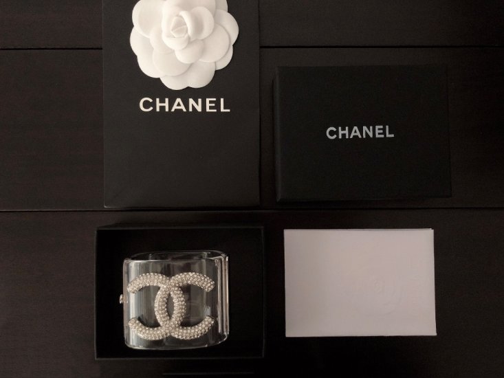 Chanel 爆款手镯 透明满钻手镯 定制锁扣 细节无与伦比 Zp一样材质 时尚达人雪梨同款 佩戴效果赞到不行 超级时尚百搭 看到一眼就心动 手围17左右均可佩戴 真的太美了 绝对必买单品 360度实物拍摄 让你看个够 - Click Image to Close