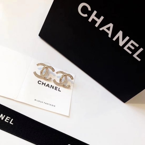 Chanel Chanel 2019早秋 双C菱格耳钉 经典款 耐看百搭 果断自留一对！必入单品 精选原版一致黄铜材质搭配纯银针 采用施华洛世奇水晶 - Click Image to Close