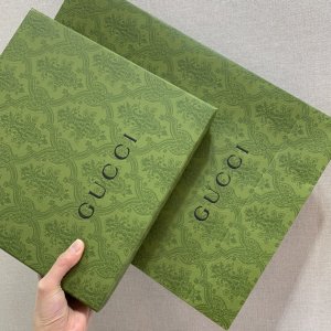 Gucci全新复古绿色包装，官方推出这系列旨在保护环境，盒子礼品袋是可降解可回收可再利用。绿色浮雕花纹是维多利亚时期的壁纸风格，抹茶绿，高级～