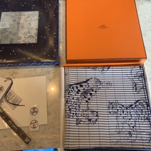 Hermes 100%斜纹真丝 90*90cm 手工卷边 原单[玫瑰]罗贝尔达勒的工作室～藏青