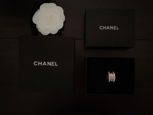 Chanel 宽版戒指 正品黄铜材质 中间部分采用菱形条纹设计 简约大方 2侧镶嵌 增加了奢华感 这款戒指男女通戴哦 尺码6和7码